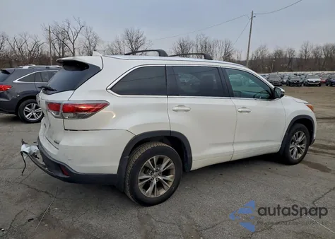 2015 Toyota Highlander Xle z USA, uszkodzony, nr VIN 5TDJKRFH5FS112881